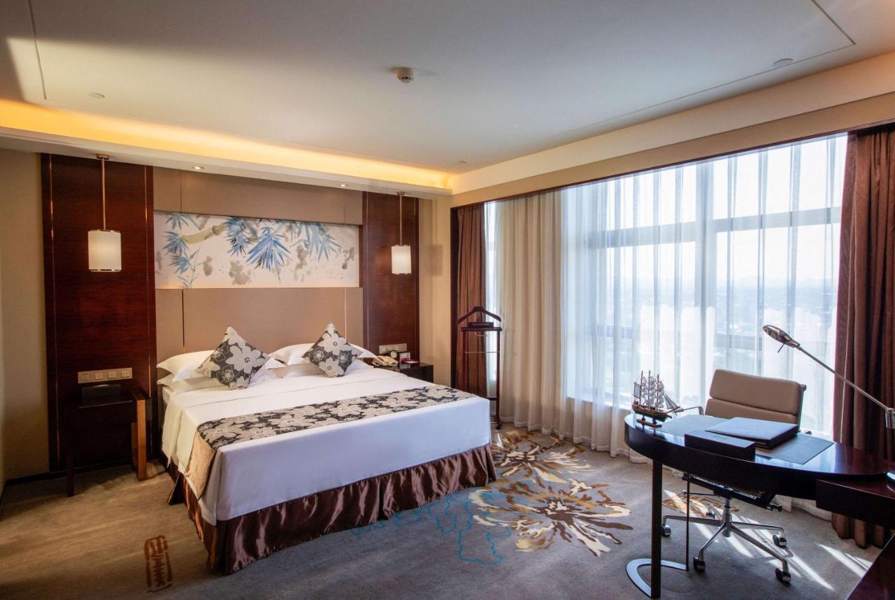 Ramada Yiyang Taojiang Hotell Eksteriør bilde